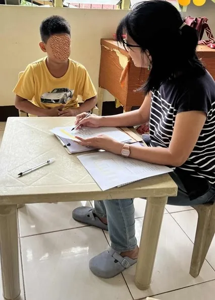 Melanie Torres tutoring a young scholar